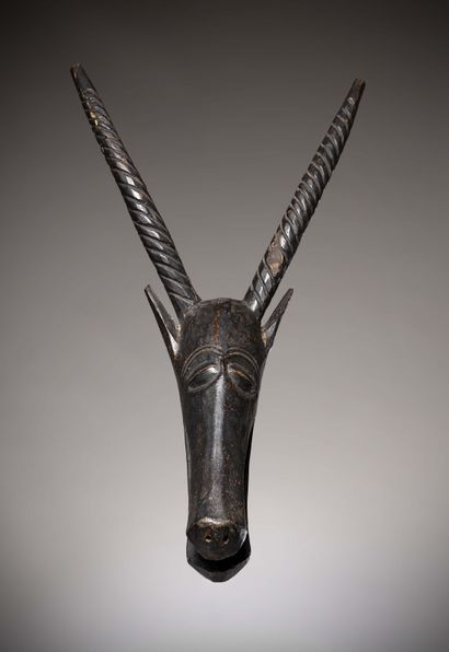 null Sénoufo

(Ivory Coast

/Mali) Antelope head with long twisted horns evoking...