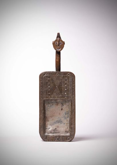 null Igala

(Nigeria) Mirror surmounted by a head with a long neck.

The flattened...