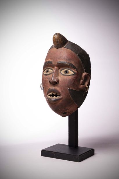 null Yombé

(RDC) Ancien masque de la société Ndunga présentant un visage réaliste...