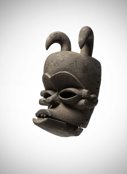 null Ibibio

(Nigéria) Très ancien masque à mâchoire mobile aux traits énergiques,...