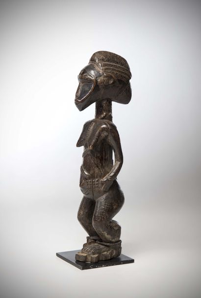 null Baule

(Ivory Coast) Female statue, bent legs wearing wrought iron rings at...