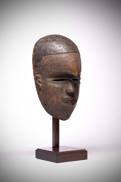 null Idoma

(Nigéria) Ce masque d'une belle ancienneté pourrait provenir du nord...