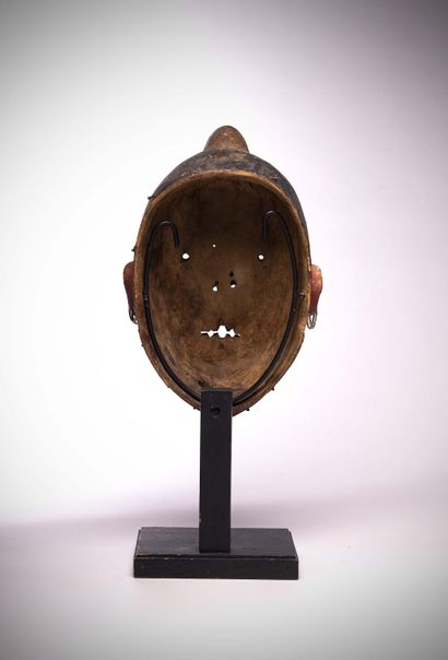 null Yombé

(DRC) Ancient mask of the Ndunga society with a very expressive realistic...
