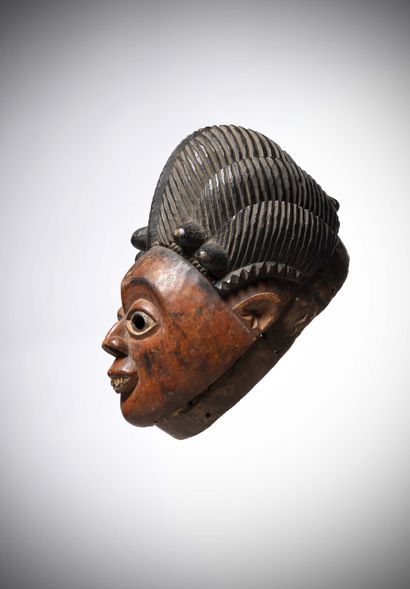 null Bini

(Nigéria) Grand masque au visage expressif surmonté d'une coiffure à crêtes...