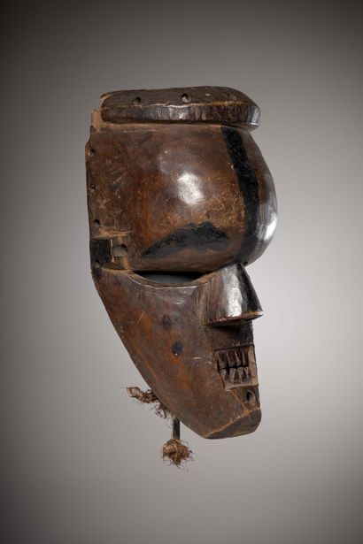 null Salampsu 

(DRC) Beautiful mask with a brown-orange patina.

The eyebrows, the...