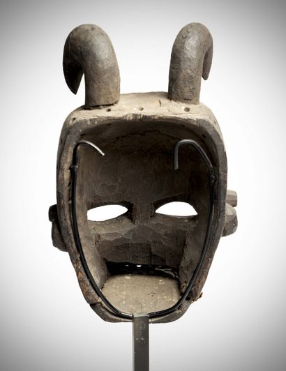 null Ibibio

(Nigéria) Très ancien masque à mâchoire mobile aux traits énergiques,...