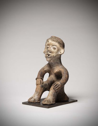 null Ibo

( Nigeria ) Altar statue, terracotta representing a woman in a sitting...