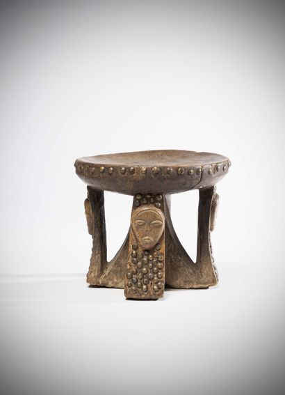 null Pendé 

(RDC) Monoxyle seat with circular top supported by four pillars decorated...