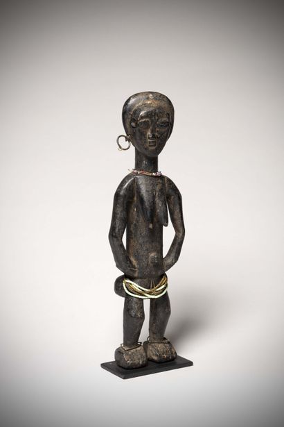 null Agni 

( Côte d'Ivoire ) Très ancienne statuette féminine à patine de laque...