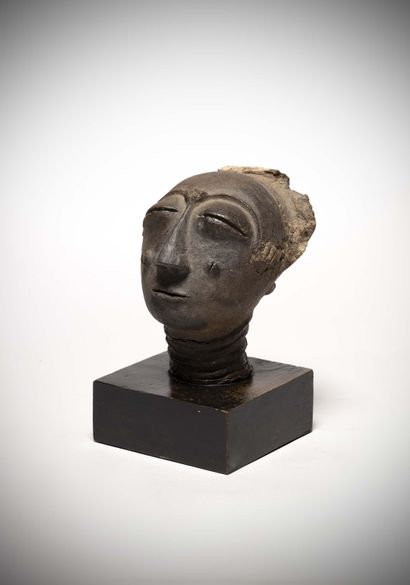 null Krinjabo

Côte d'Ivoire Funerary head in terracotta with dark engobe, the arched...