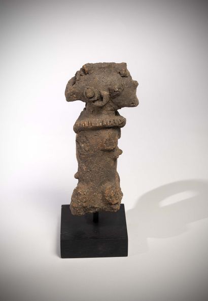 null koma

(Northern Ghana) Important Janiform terracotta statue with eroded excavation...