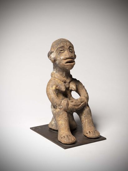 null Ibo

( Nigéria ) Statue d'autel familial en terre cuite représentant une femme...