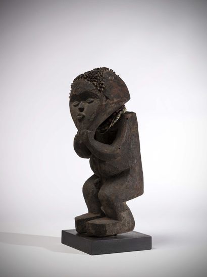 null Mambila 

(Cameroun) Statue masculine en bois mi-lourd à poitrine noire croûteuse...