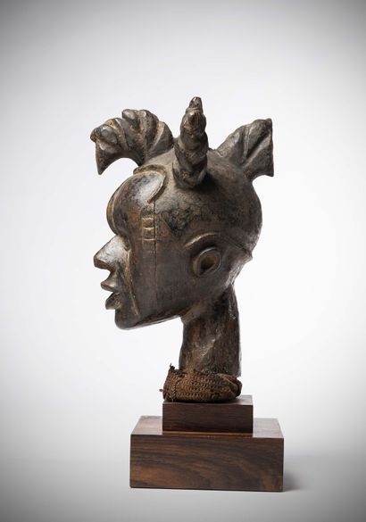 null Idoma

( Nigeria ) Dance crest made of heavy wood with a deep brown patina,...