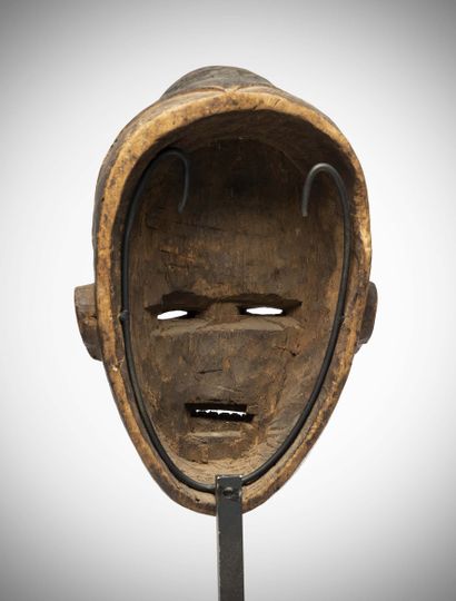 null Idoma

( Nigéria ) Masque en bois au visage en coeur souligné par la coiffure...