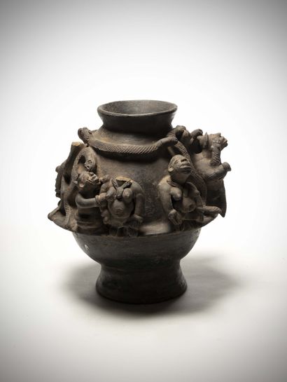 null Bariba

(North Benin) Ancient wedding pottery in terracotta.

Six figures adorn...