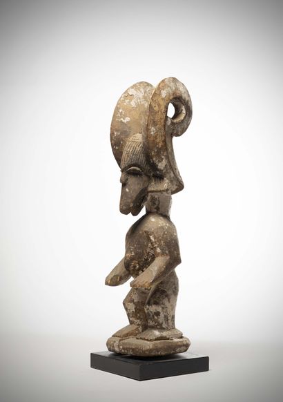 null Ibo

(Nigéria) Statue anthropo-zoomorphe du culte "Ikenga" représentant un personnage...
