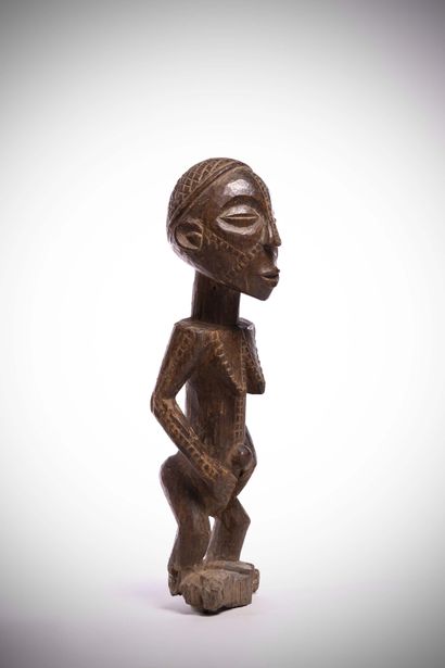 null Tabwa

(DRC) Female statue with arms folded over the abdomen. 

She has scarifications...