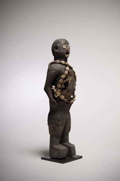 null Konkomba

( Togo / Ghana ) Statue masculine portant un crâne d'animal en reliquaire...