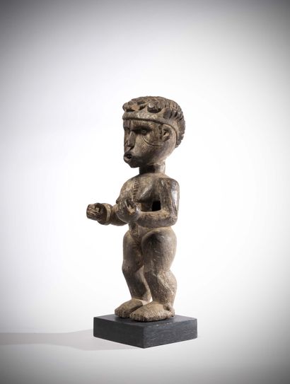 null Ibo /

Izzi

(Nigéria) Statue féminine en bois mi-lourd avec le reste de polychromie...