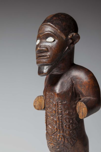 null Bembé

(DRC) Male statue representing a bearded man,

The torso and belly abundantly...