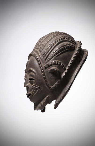 null Igala/

Idoma Beautiful feminine mask with a very elaborate hairstyle.

Beautiful...