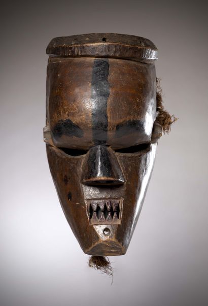 null Salampsu 

(DRC) Beautiful mask with a brown-orange patina.

The eyebrows, the...