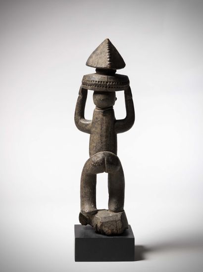 null Itsoko

(Nigéria) Statue féminine en bois lourd, bras levé soutenant un plateau...