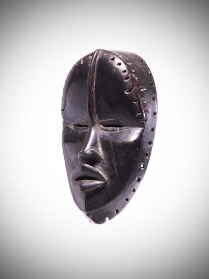 null Dan

(Côte d'Ivoire) Très élégant masque à patine laquée noire.

Une arrête...