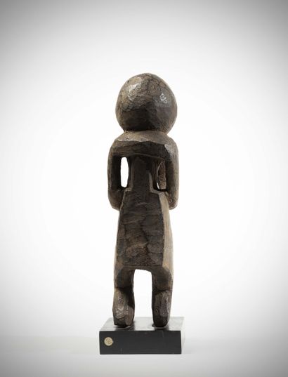 null Mambila

(Cameroun) Très ancienne statue à patine noire croûteuse.

Les bras...