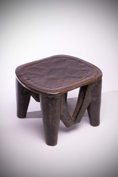 null Nupé 

(Nigeria) Monoxyle seat in heavy patinated wood supported by four legs...