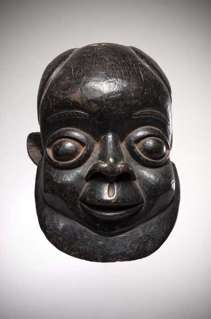 null Békom

(Cameroun) Masque heaume masculin à profonde patine noire.

Dans les...