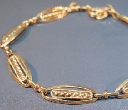 null Bracelet en or jaune à maillons ovales filigranés. Vers 1900. Poids: 5,80 g...