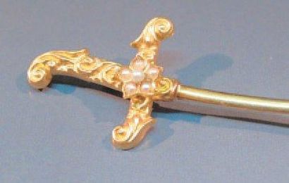 null Broche en or jaune 14 K stylise un sabre à décor de feuillages et perles. Poids:...