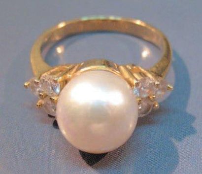 null Bague en or jaune, centrée d'une perle de culture, diamètre: 8,4 mm (Japon)...