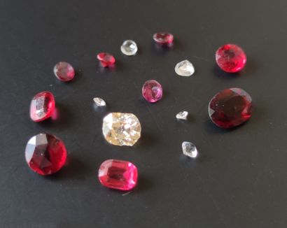 Lot de petits diamants et pierres rouges...