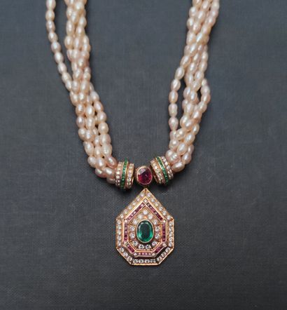 null COLLIER avec PENDENTIF formé de deux éléments à cinq brins, chacun orné de perles...