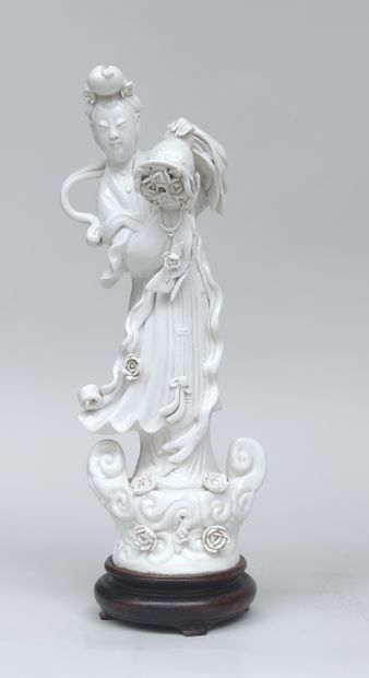 null STATUETTE en porcelaine monochrome, représentant une geisha sur socle
H : 30...