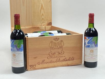 12 bouteilles Château Mouton Rothschild 1982...