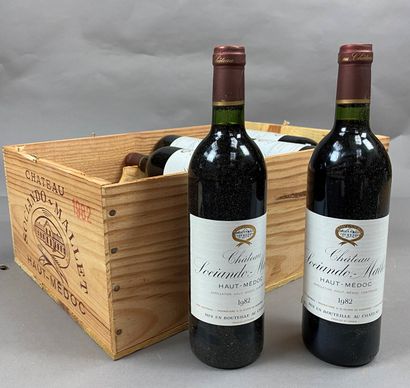 12 bottles Château Sociando-Mallet 1982 Haut...
