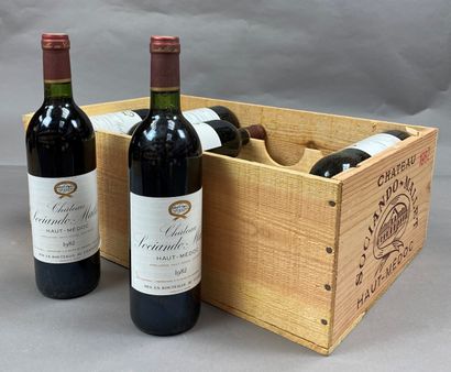 12 bouteilles Château Sociando-Mallet 1982...