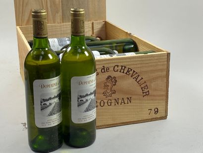 12 bouteilles Domaine de Chevalier 1979 Blanc...