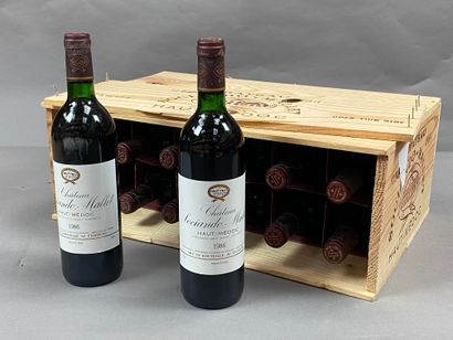 12 bouteilles Château Sociando-Mallet 1986...