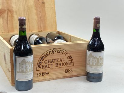 12 bouteilles Château Haut-Brion 1983 1er...