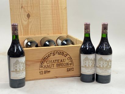 12 bouteilles Château Haut-Brion 1982 1er...