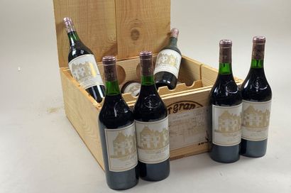 12 bouteilles Château Haut-Brion 1983 1er...