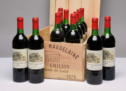 12 bouteilles Château Magdelaine 1975 1er...