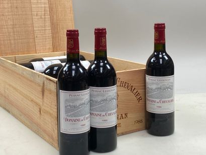 12 bouteilles Domaine de Chevalier 1988 CC...
