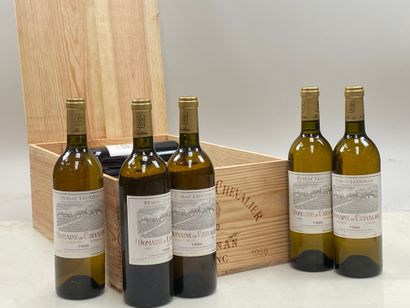 12 bouteilles Domaine de Chevalier 1988 Blanc...