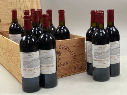 12 bouteilles Domaine de Chevalier 1982 CC...